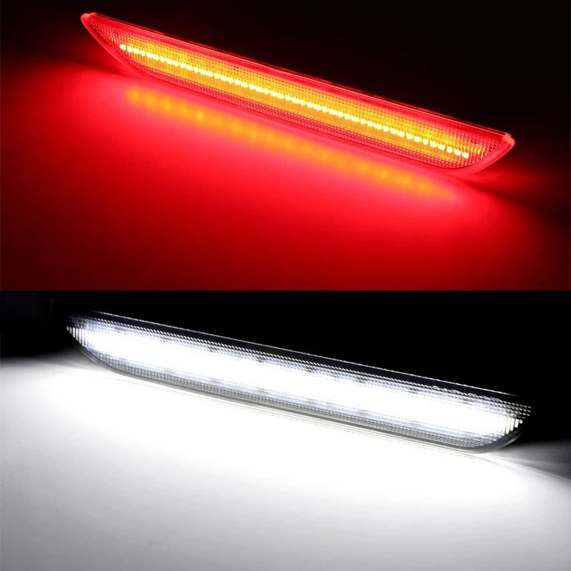 Nahaufnahme einer LED-Seitenmarkierleuchte mit roter Beleuchtung und hellem weißem Licht.