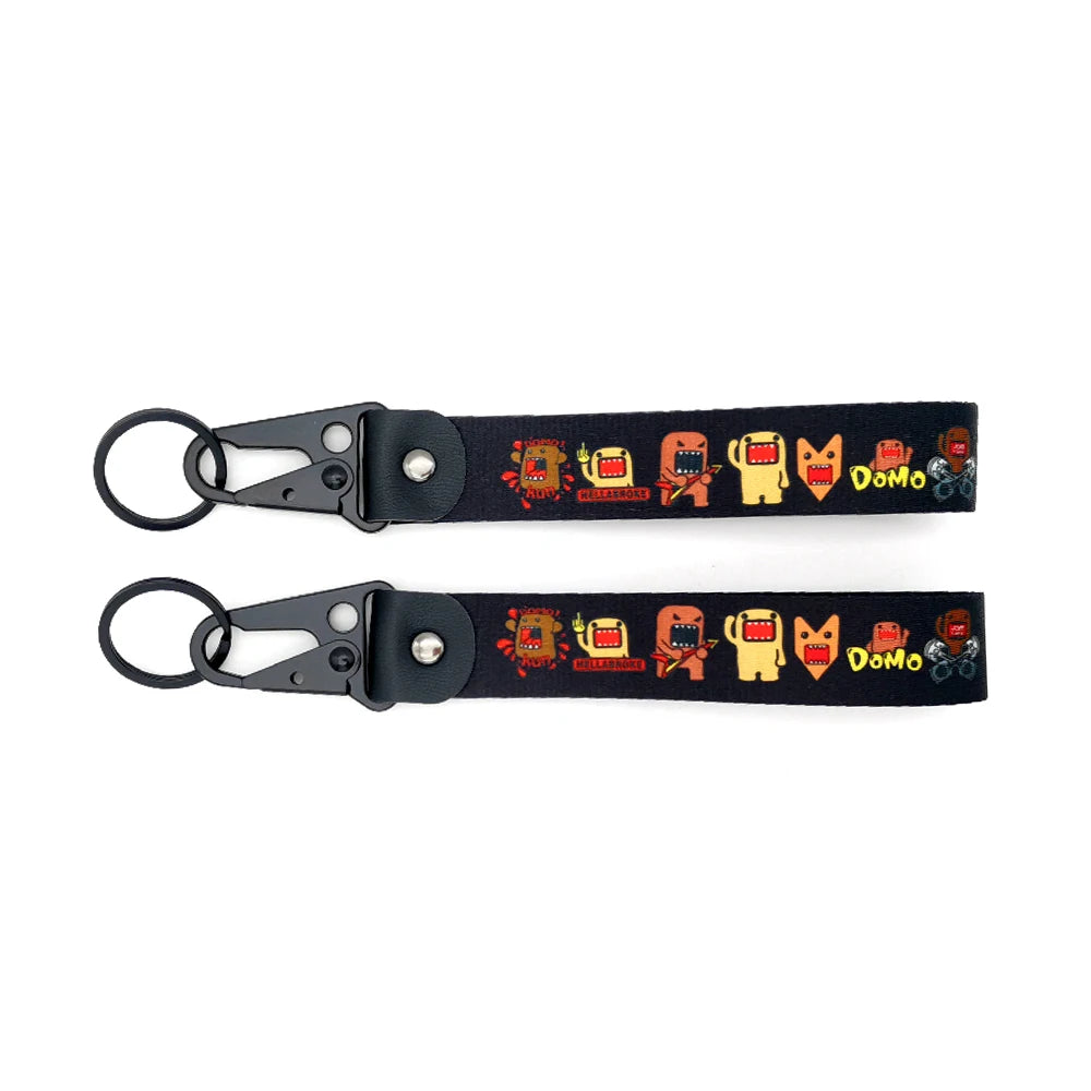 Schwarzes Lanyard mit Anime-Auto-Charms und einer Metallverschlusspfanne.
