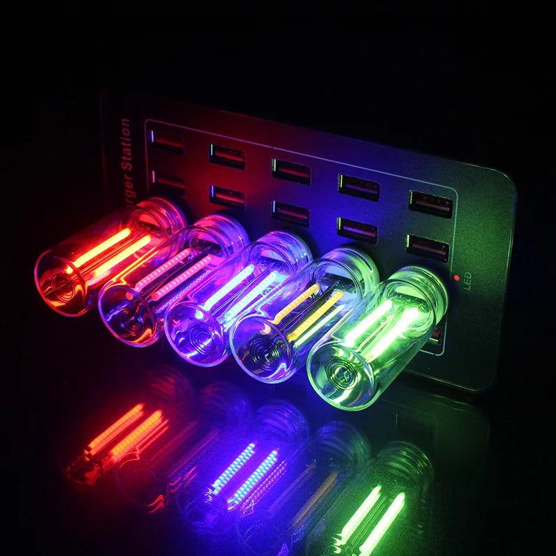 Eine Reihe heller LED-Glühbirnen beleuchtet ein dunkelgrünes Panel, wahrscheinlich eine dimmbare USB-Nachtleuchte für das Aut