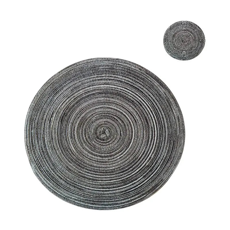 Un ensemble de sous-plats et de dessous-verres tressés ronds dans des tons gris et noir.