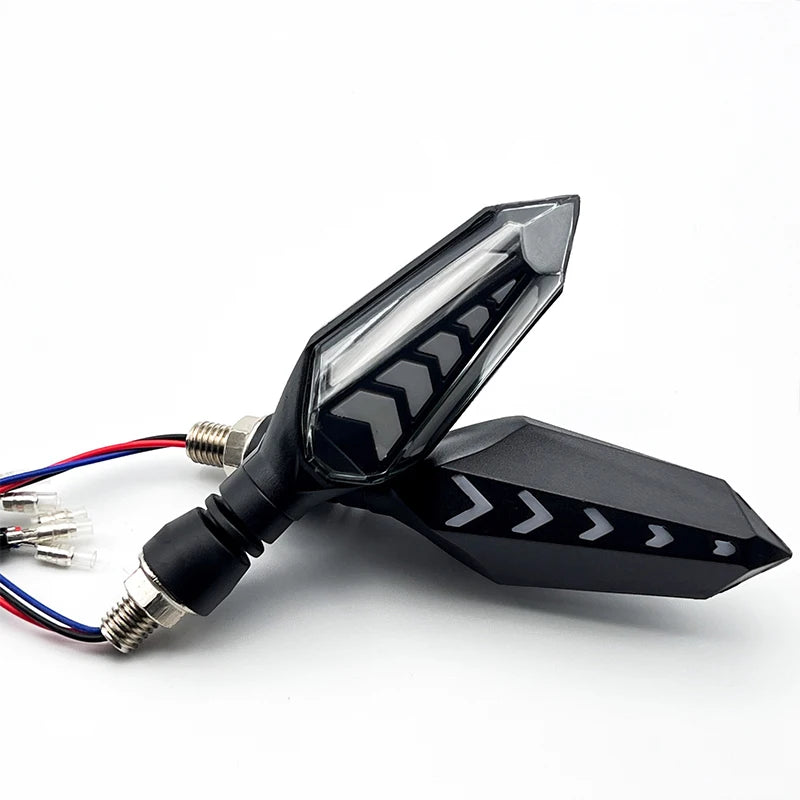 Schwarzer universeller Motorrad-LED-Blinker mit klarem Objektiv und elektrischem Stecker.