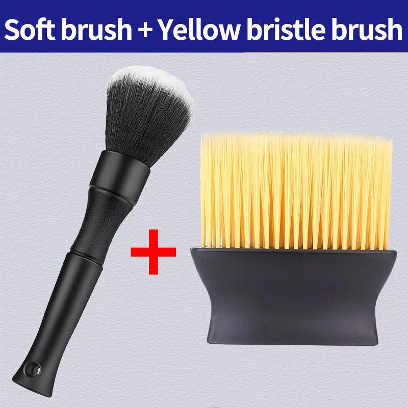 Une brosse douce noire et une brosse à poils jaunes pour le nettoyage de l'intérieur de voiture.