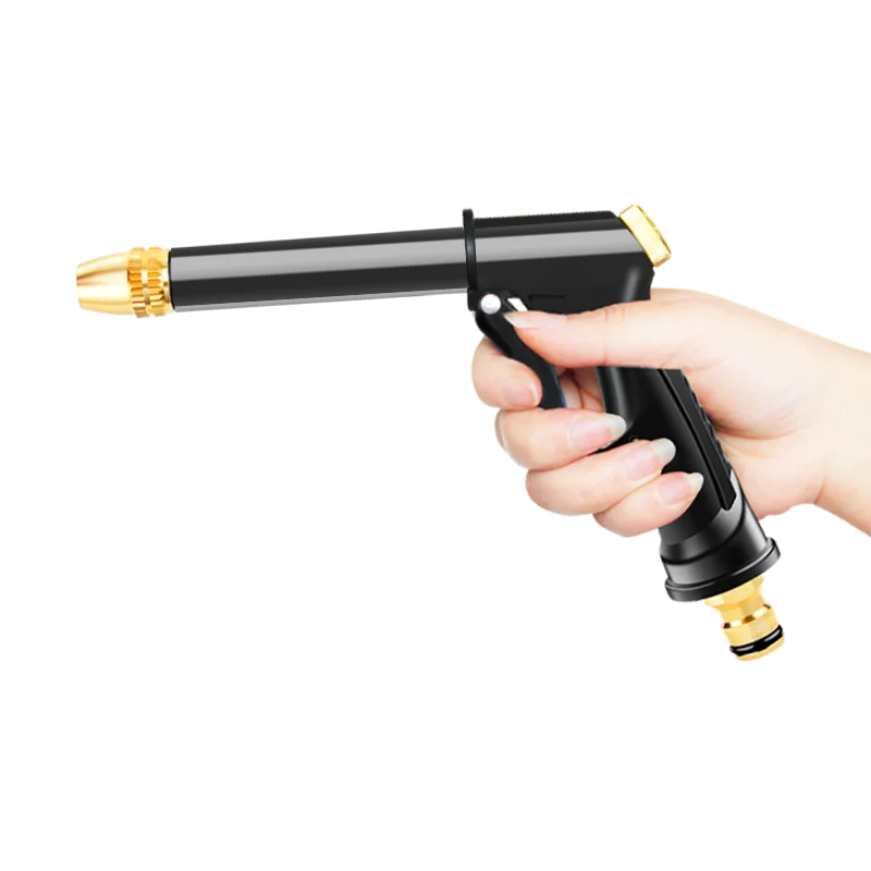 Eine Hand hält eine schwarze Hochdruck-Wasserpistole mit goldener Düse, bereit zum Reinigen.