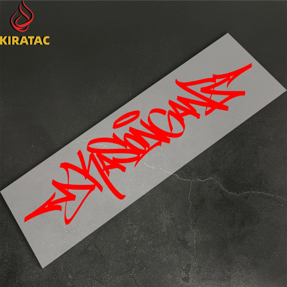 Rote Wildstyle-Graffiti-Vinylaufkleber auf grauem Hintergrund