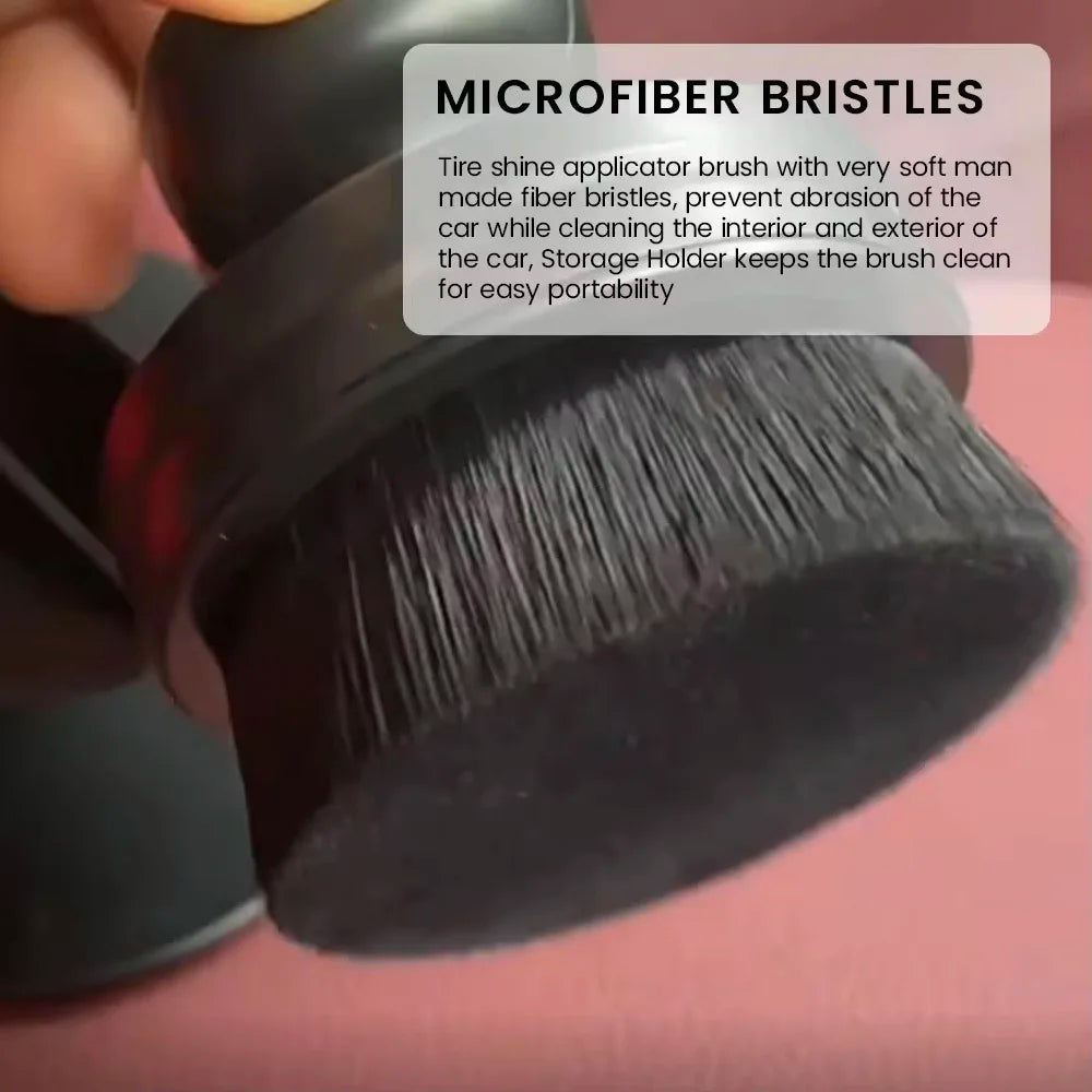 Gros plan d'une brosse d'application à poils microfibres noire tenue par une main.