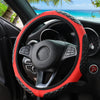 Primer plano de una cubierta de volante de piel artificial roja en un coche negro.