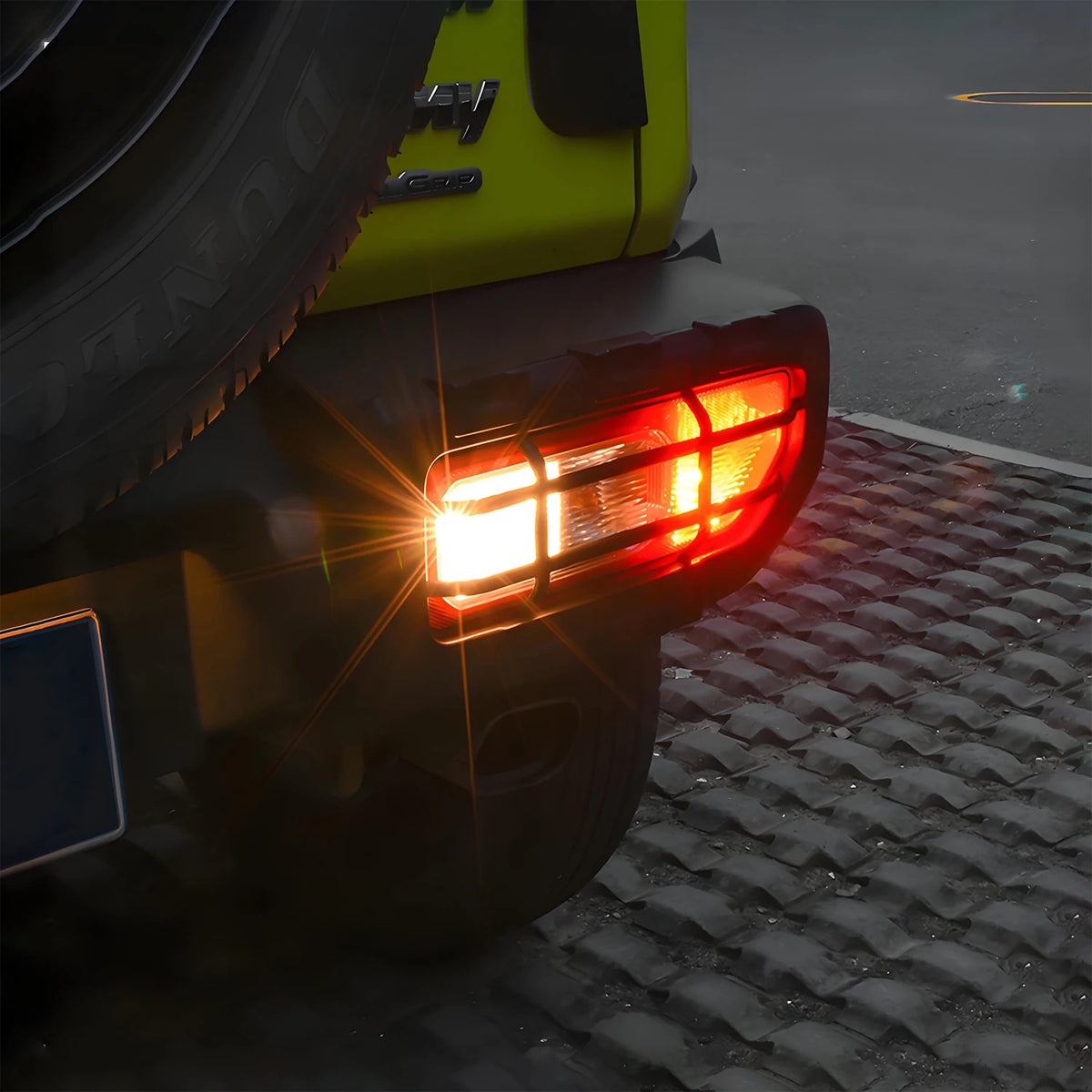 Gros plan sur le feu arrière LED rouge d'un véhicule et son entourage de garniture.