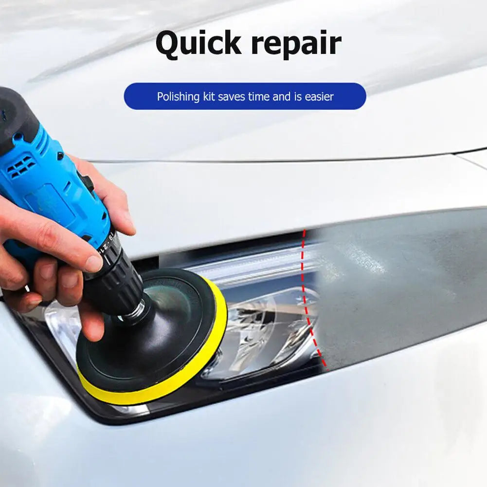 Une main utilise un polisseur électrique bleu pour restaurer et polir un phare de voiture.