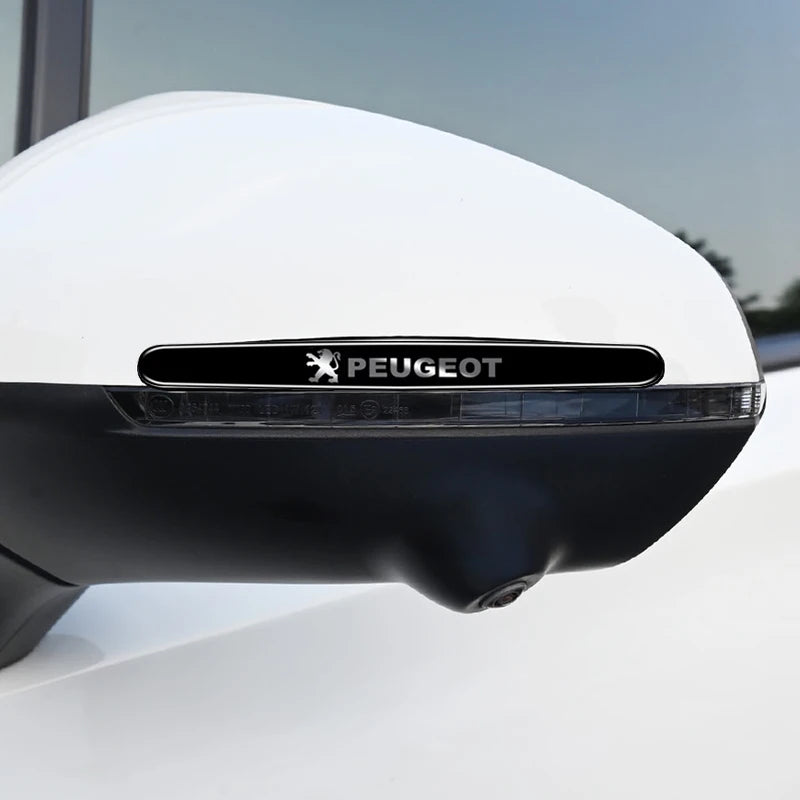 Primer plano de la puerta de un coche blanco con emblema y moldura negra de Peugeot.