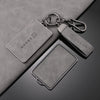 Gros plan d'un porte-clés en métal avec une clé NFC, posé sur une surface en cuir gris.
