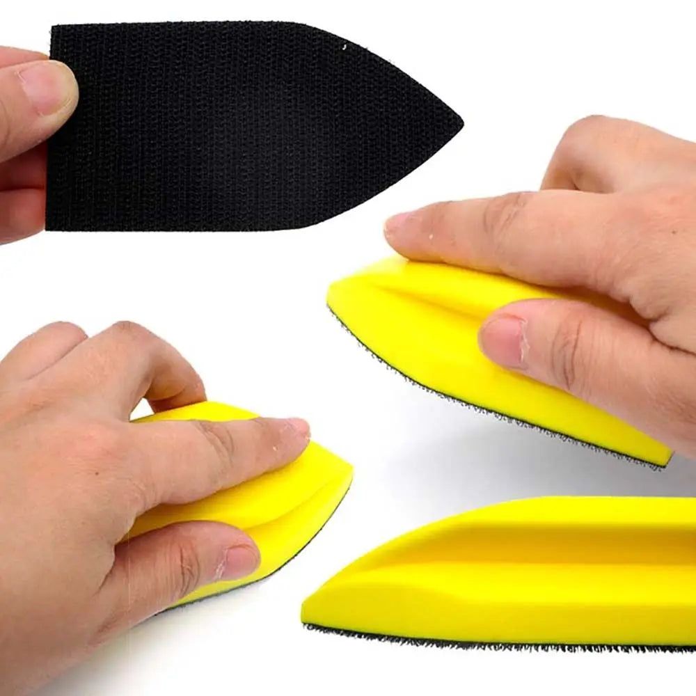 Eine Hand hält eine schwarze Präzisionsdiamant-Schleif- und Poliermatte, die ihre Form und Textur zeigt.