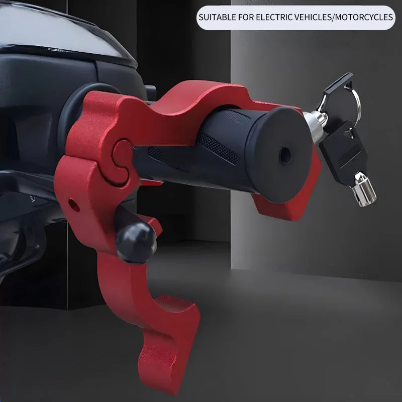 Verrou de guidon rouge et durable monté sur un véhicule, adapté aux véhicules électriques et motos.