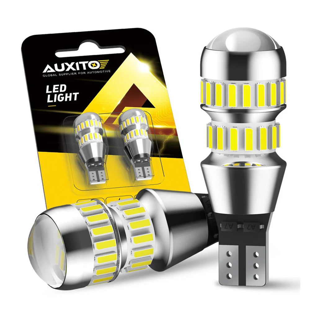Un paquete de bombillas LED para luces de respaldo y reversa de automóvil, incluyendo una bombilla instalada.