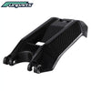 Tapa para compartimento de batería de motocicleta de fibra de carbono negra, diseñada para protección y seguridad.