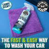 Un produit nettoyant pour lavage automobile sans eau, présenté sur une serviette violette.
