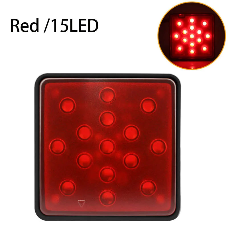Quadratisches rotes LED-Bremslicht mit mehreren runden Reflektoren.
