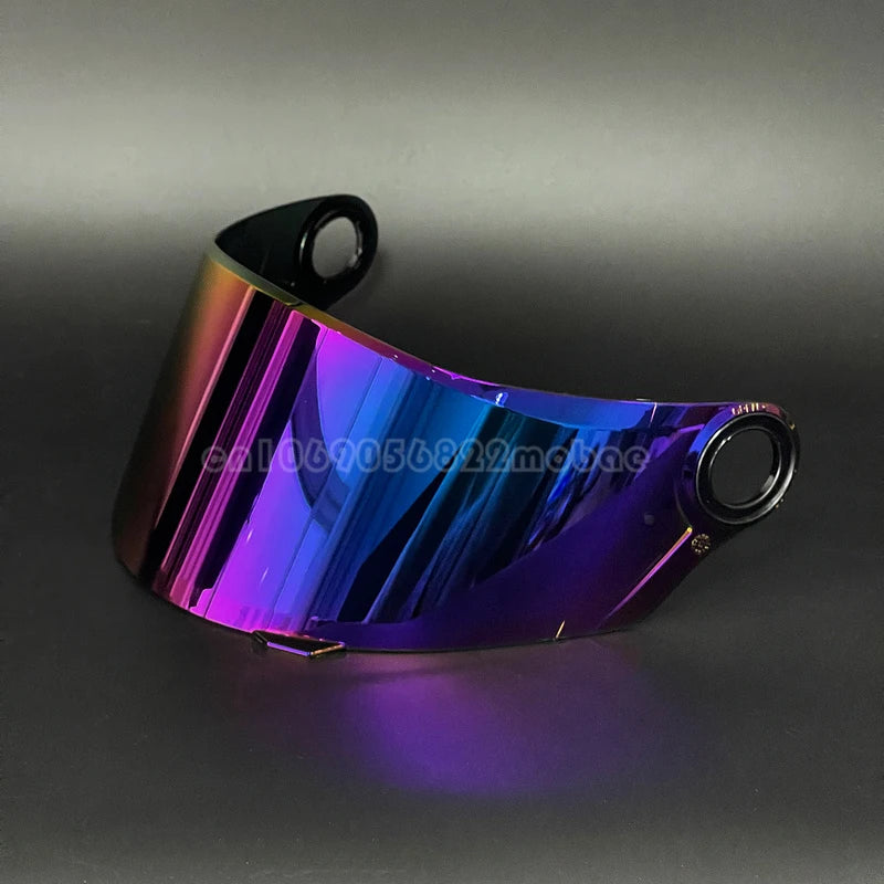 Visor de casco de motocicleta multicolor reflejando luz púrpura y azul vibrante.