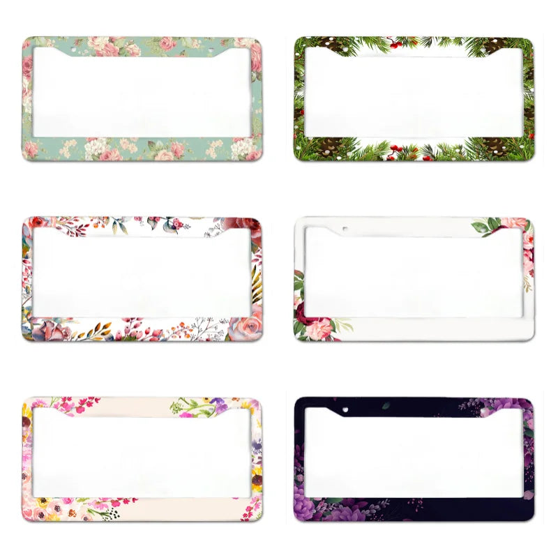 Vier Designs für Aluminium-Kennzeichenabdeckungen mit floralen und natürlichen Mustern.
