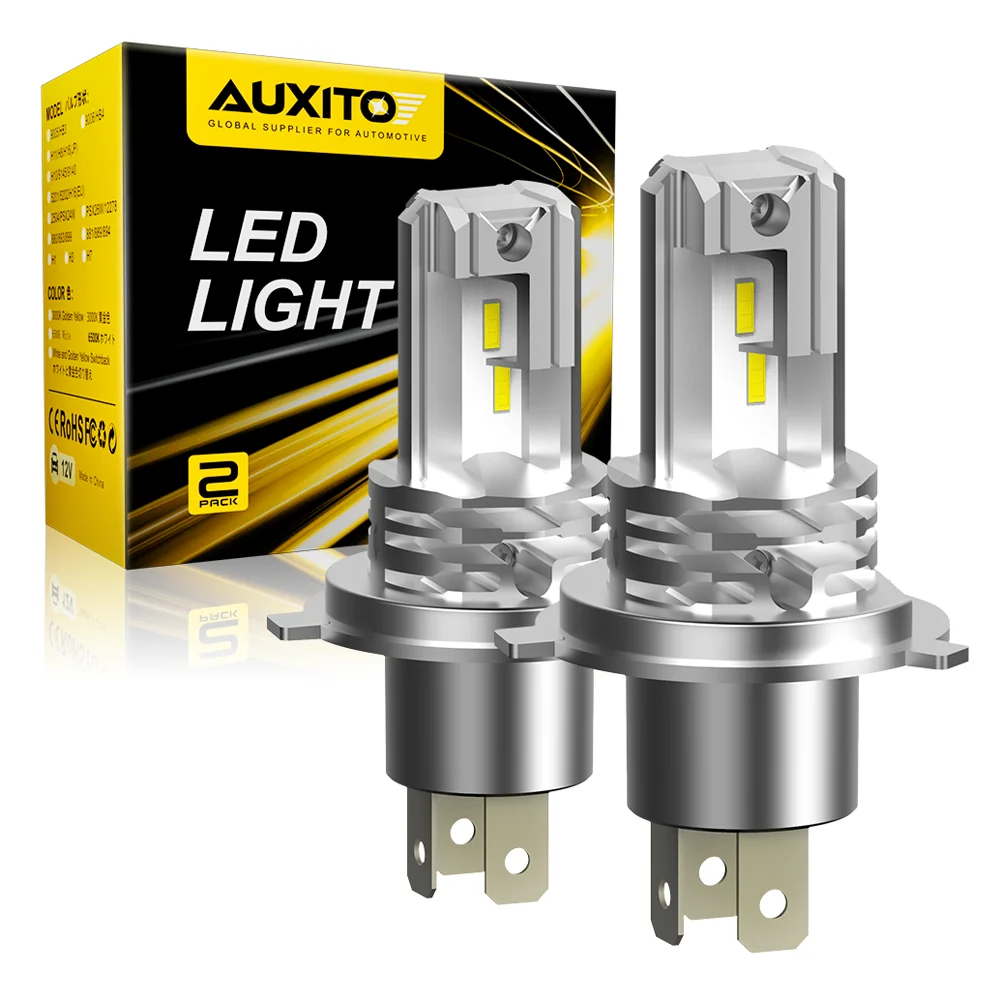 Deux ampoules de phares LED brillantes à côté de l'emballage d'un produit fournisseur Auxito global.