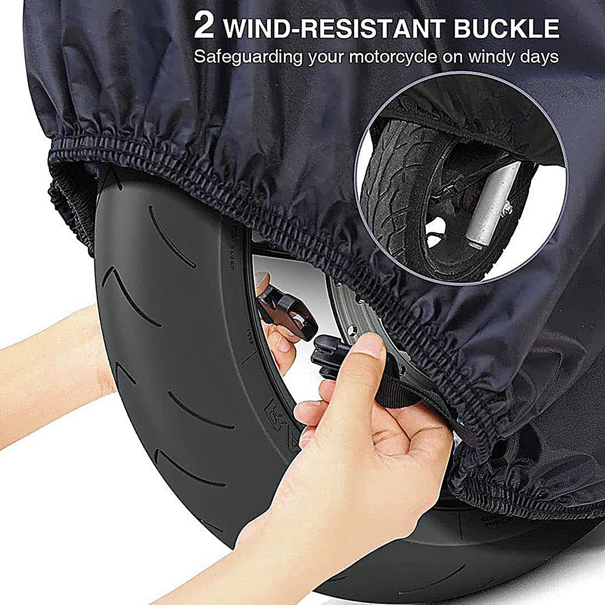 Nahaufnahme einer schwarzen winddichten Schnalle, die eine wetterfeste Motorradabdeckung auf einem Reifen befestigt.