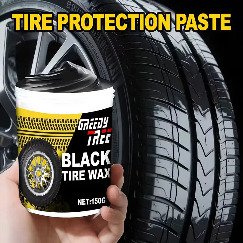 Eine Hand hält einen Behälter mit Greedy Tree Black Tire Wax zum Schutz eines schwarzen Reifens.