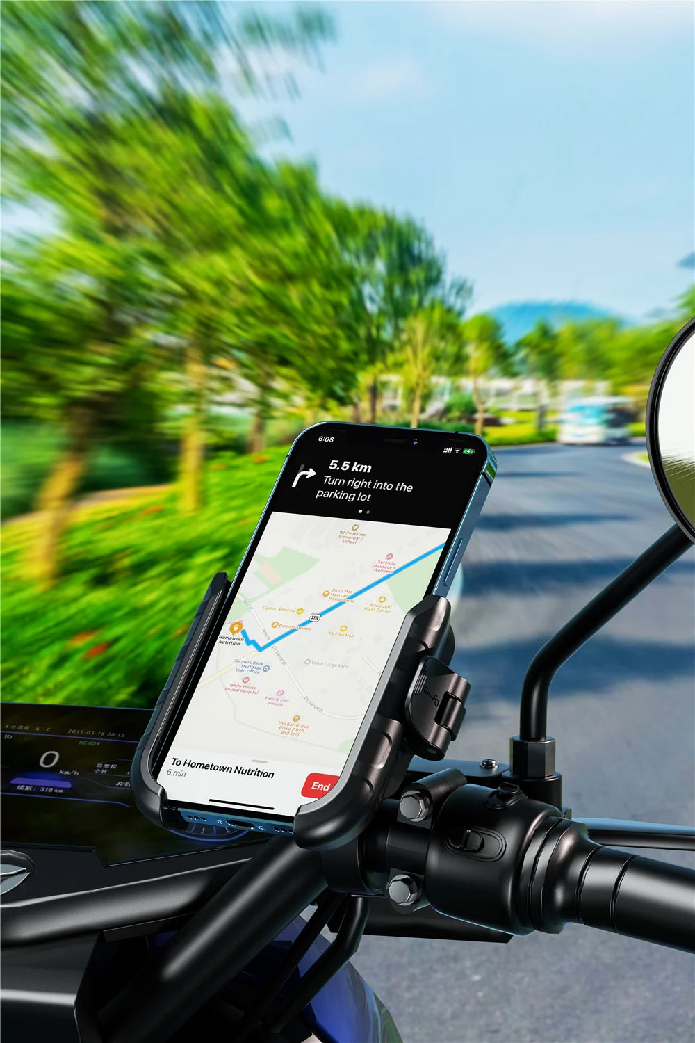 Un smartphone affichant des directions est fixé sur le guidon d'une moto avec un support universel.