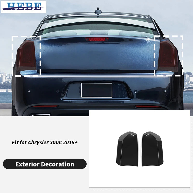 Acabado decorativo de luz trasera de ABS negro para un vehículo Chrysler 300 series.