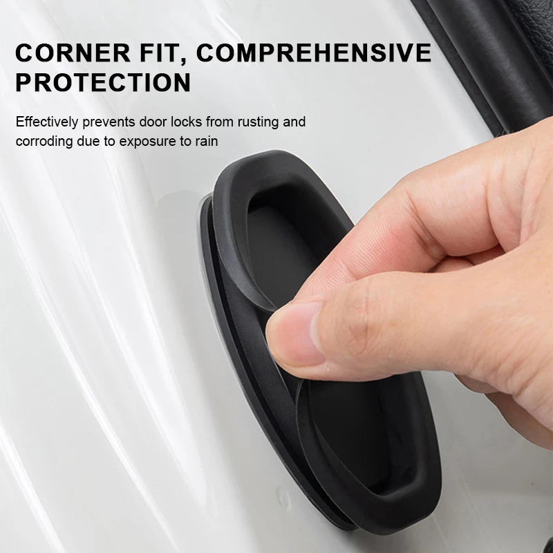 Une main tient un cache de protection en silicone noir pour les serrures de porte de voiture, conçu pour prévenir la rouille 