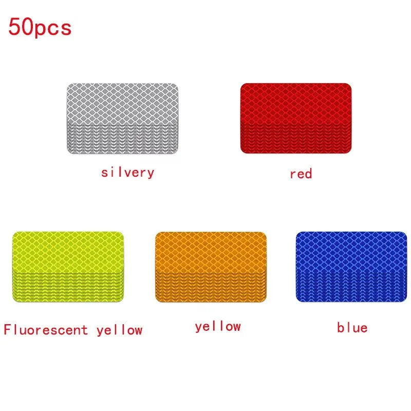 Cinq autocollants d'avertissement réfléchissants aux couleurs argentées, rouge, jaune fluorescent et bleu.