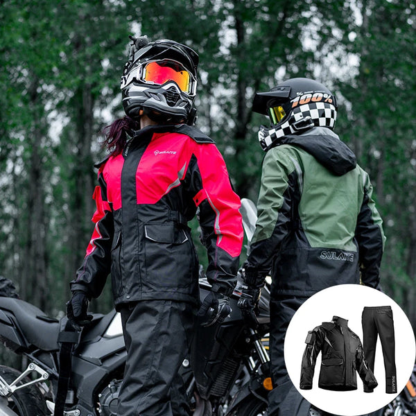 Zwei Fahrer in schwarzen und roten wasserdichten Motorradregenjacken neben ihren Motorrädern.