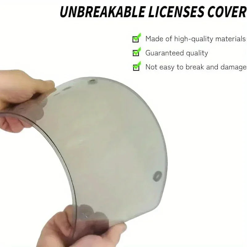 Une main tient un cadre en plastique transparent, en forme de dôme, conçu pour protéger une plaque d'immatriculation automobi