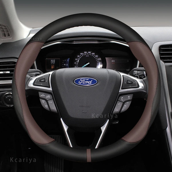 Vista cercana de un volante negro con forro de cuero marrón y emblema Ford.