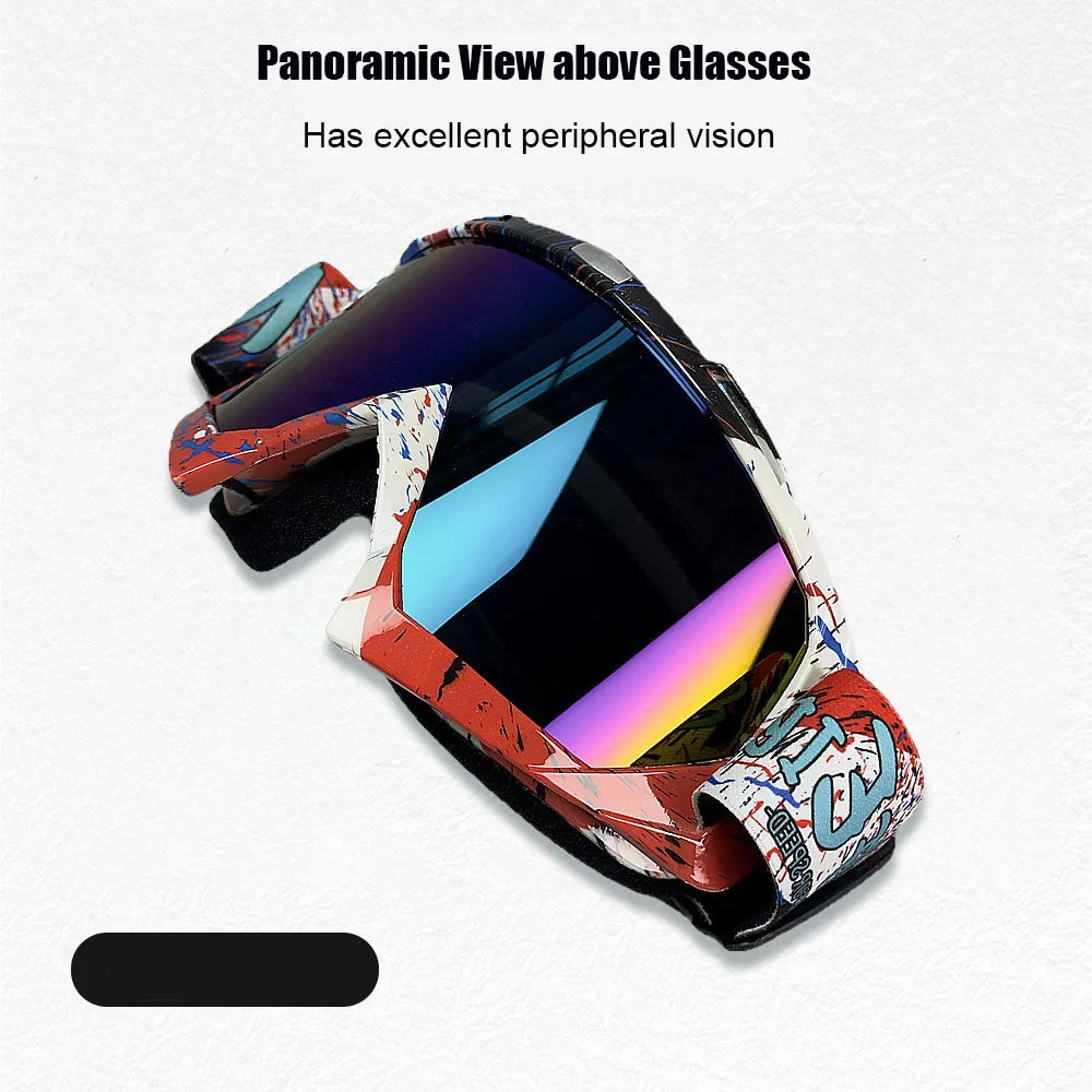 Un par de gafas de motocicleta con vista panorámica sobre las lentes, con gráficos coloridos.