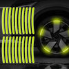 Autocollants réfléchissants jaune vif sur une roue de voiture, avec des motifs verticaux et rayonnants.