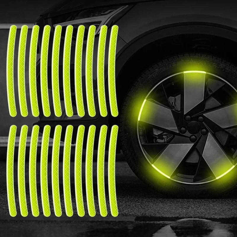 Autocollants réfléchissants jaune vif sur une roue de voiture, avec des motifs verticaux et rayonnants.