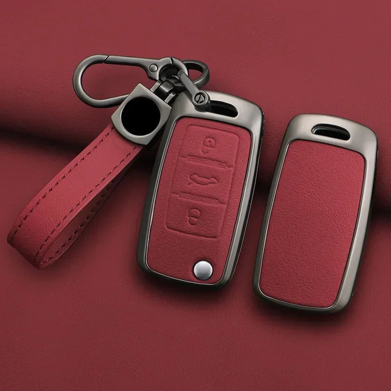 Gros plan d'une boîte de clé en cuir rouge avec un clip métallique et une sangle, conçue pour clés de voiture universelles.