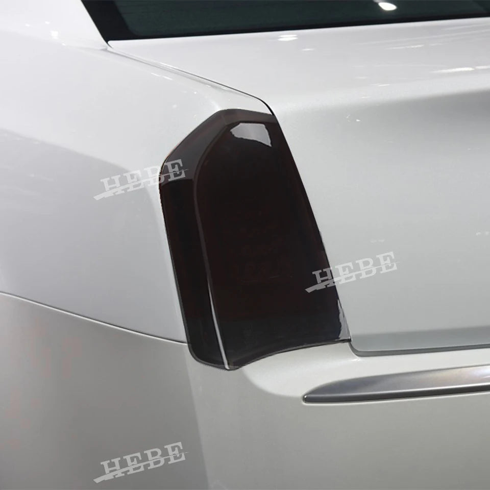 Acabado decorativo de luz trasera negra ABS instalado en un panel de carrocería blanca.