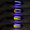 Nahaufnahme eines universellen Motorrad-LED-Blinker-Signals mit blau-orangen Lichtmustern.