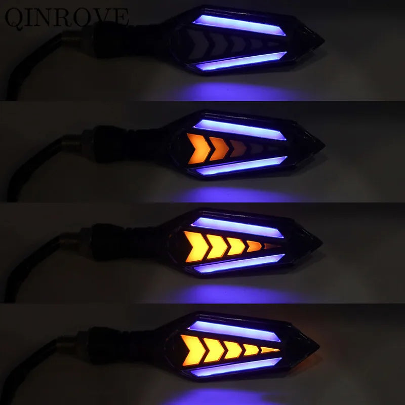 Nahaufnahme eines universellen Motorrad-LED-Blinker-Signals mit blau-orangen Lichtmustern.