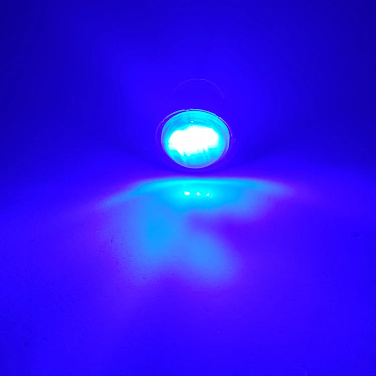Un feu de position LED clair illumine un fond bleu.