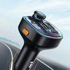 Ein schwarzer Bluetooth-Autoradio-Transmitter ist auf einer Fahrbahn montiert.