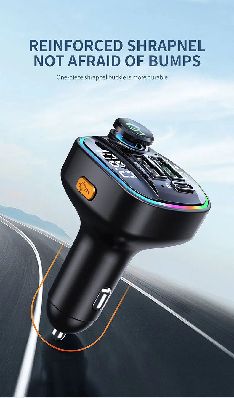 Ein schwarzer Bluetooth-Autoradio-Transmitter ist auf einer Fahrbahn montiert.