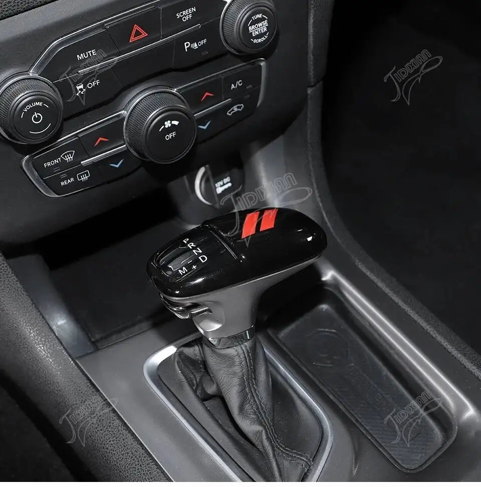 Nahaufnahme einer Zierabdeckung für das Schaltgestänge eines Dodge-Fahrzeugsinterieurs.