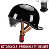 Schwarzes Retro-Motorrad-Halbhelm mit braunem Riemen und Handtuchzubehör