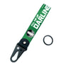 Grüner Lanyard mit weißer Schrift und einem runden Metallring, befestigt an einer schwarzen Clips.