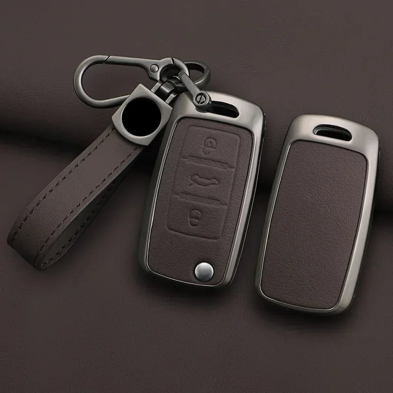 Housse universelle pour clé de voiture marron foncé avec sangle en cuir et clip métallique sur une surface sombre.