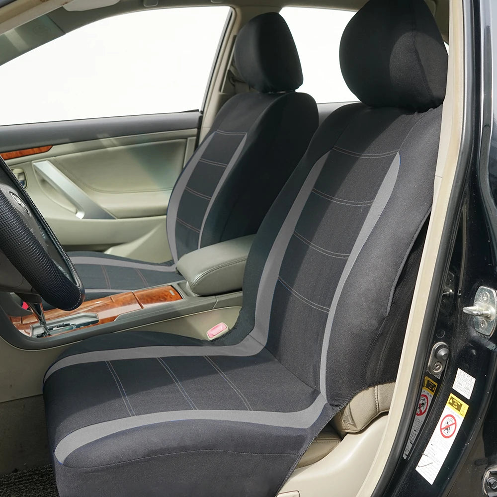 Innenansicht eines Autositzes mit einer dunkelgrauen Stoffabdeckung auf Sitz und Kopfstütze.
