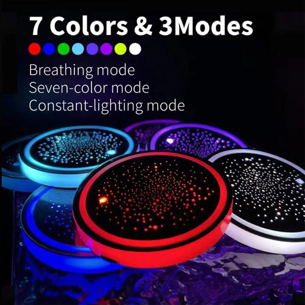 عرض لسبع حوامل أكواب (كوسترات) بإضاءة LED ملونة في أوضاع مختلفة على سطح داكن.