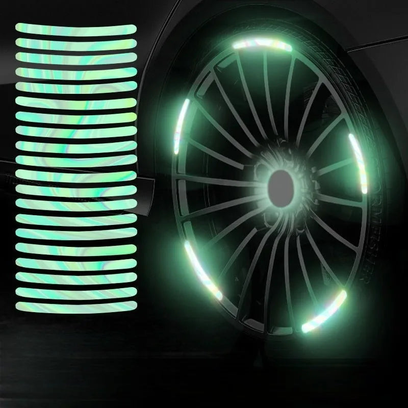 Nahaufnahme eines Auto-Rades mit leuchtend grünen LED-Lichtern und einem vertikalen Streifen reflektierender Aufkleber.