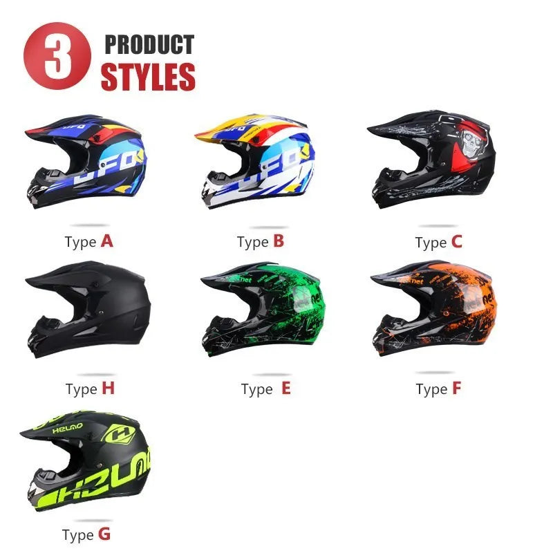 Exposition de sept styles différents de casques de moto tout-terrain pour le visage complet, étiquetés Type A à G.